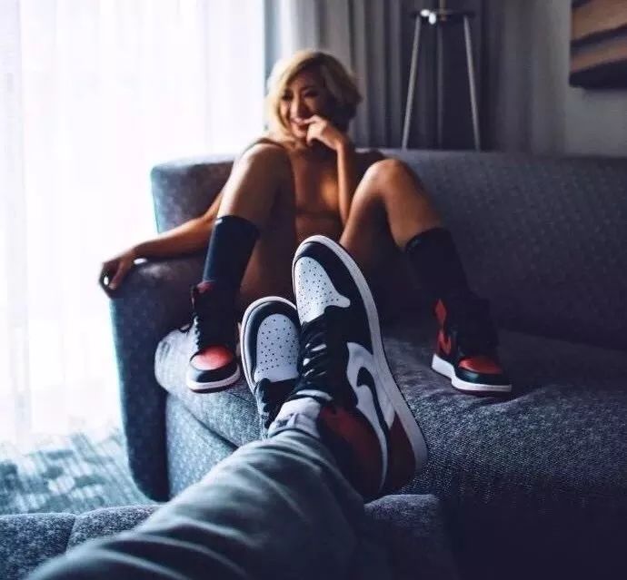 她都能买化妆品买包包，我凭啥就不能买双鞋呢？