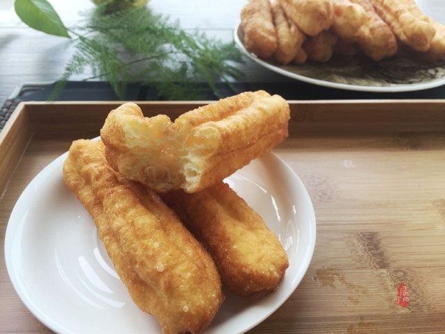 正宗酥香小油条,小油条香酥蓬松的做法用膨松剂