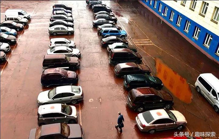 俄罗斯一座北部小镇突然下起了“血雨”，将一停车场染成红色