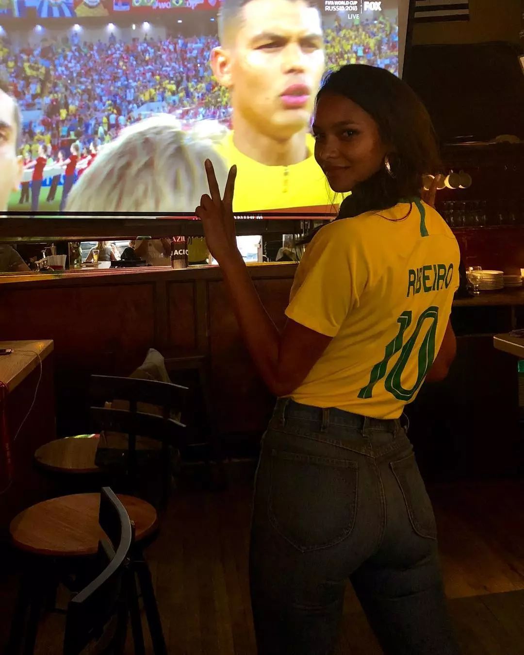 潮来潮趣｜性感超模充当啦啦队，巴西队气势先赢了