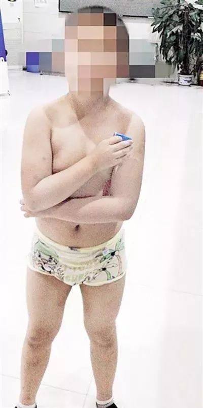 一段视频看哭了无数孩子,一个男孩跪地大哭的视频