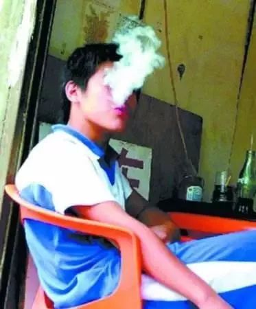 老师强迫学生喝茶,老师强迫学生吸烟违法吗