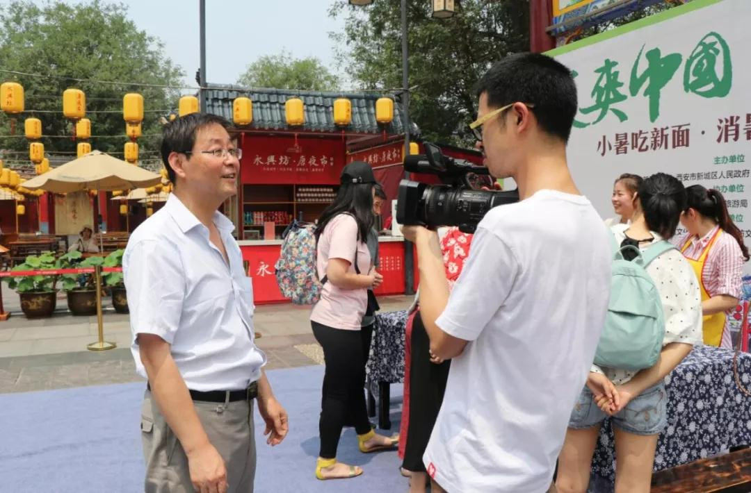 小暑节气千余人共写biang字永兴坊让传统文化更有面儿