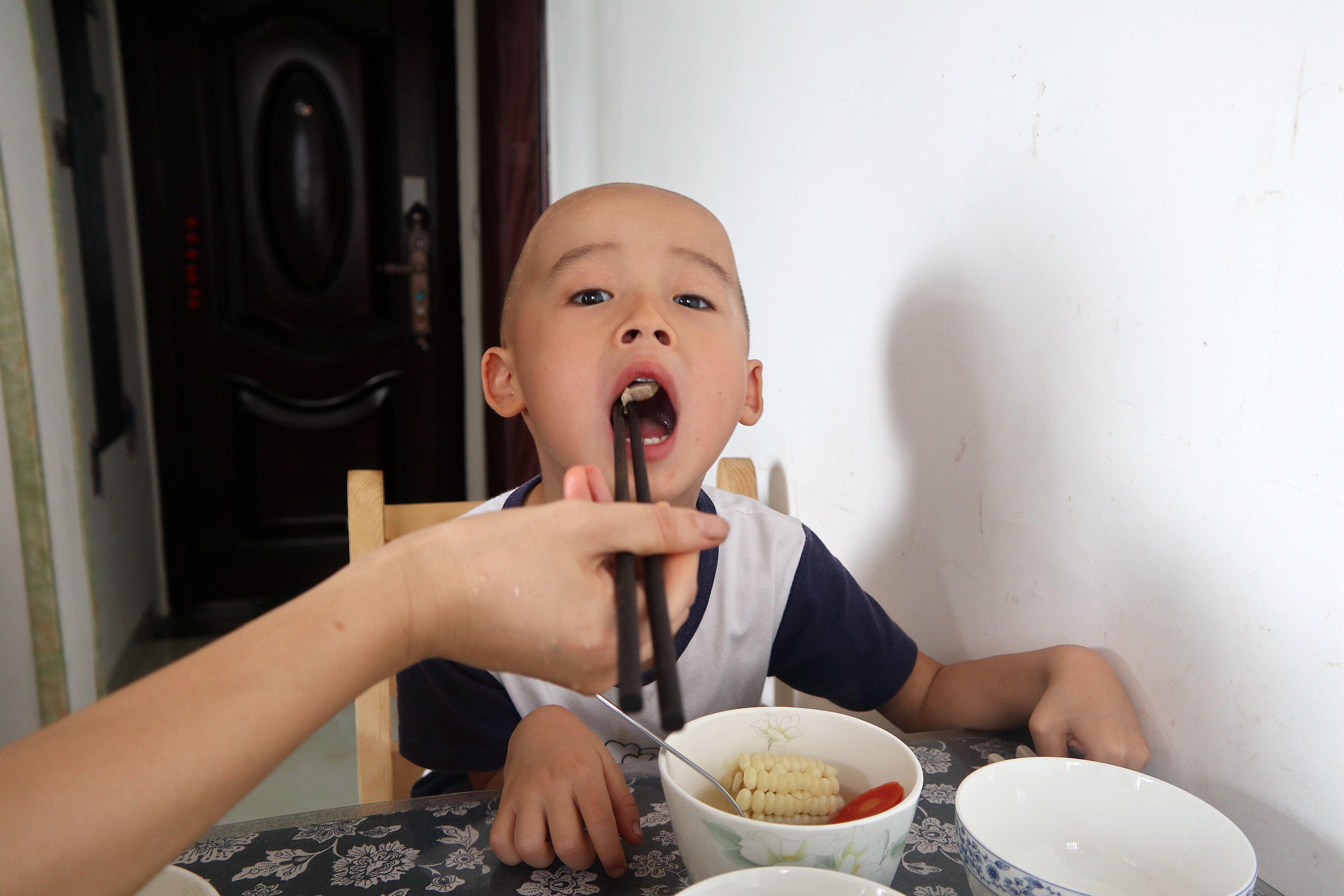 婴儿咳嗽妈妈吃什么有帮助,雪梨猪肺汤止咳化痰小孩
