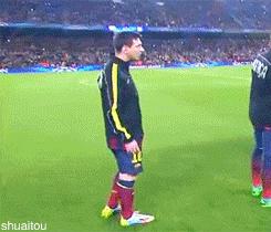 梅西踢球的那些愤怒时刻,梅西踢球就像球粘在脚上