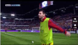 梅西踢球的那些愤怒时刻,梅西踢球就像球粘在脚上