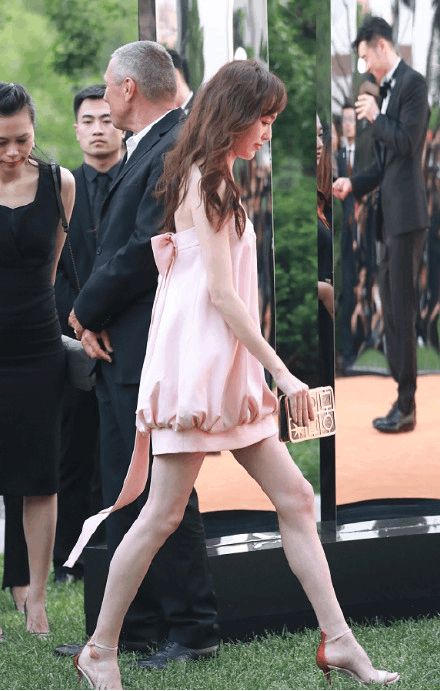 唐嫣穿低胸亮片红礼服出席活动,34岁唐嫣穿礼服少女感十足