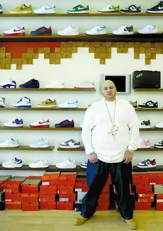 硬汉装逼新技能——舔个鞋子！看完的人都偷偷试了一下！