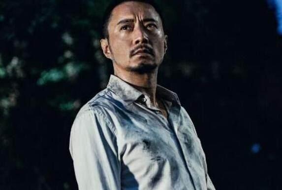 他18岁为生计甘当服务员,32岁进入娱乐圈,如今48岁红得不像话