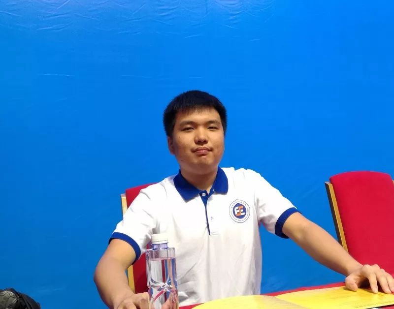 学霸领了10万元奖学金,学霸足球队