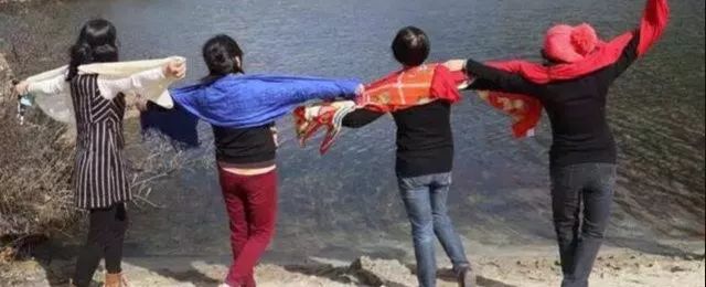 被中年妇女“玩坏”的丝巾，如何找回它的历史品味？｜文化观察