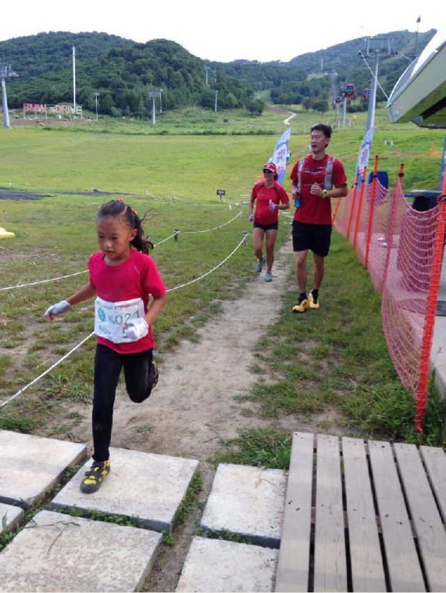 沈八岁女孩勇夺铁人三项赛冠军