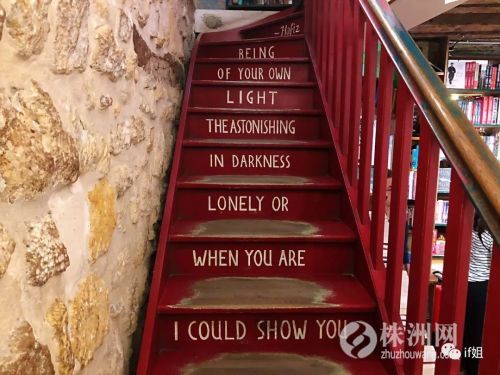 我在巴黎莎士比亚书店里，竟然找到了看手相的书