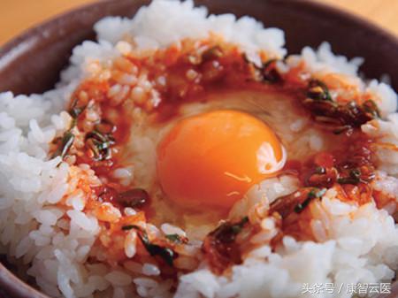 食用生鸡的危害,食用生鸡蛋有何不利之处