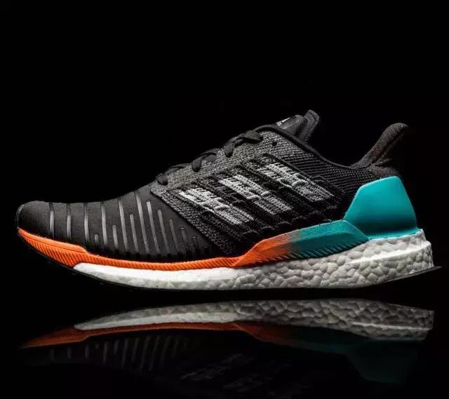 我的意中人会踏着七彩祥云来接我,我的意中人会踏着七彩祥云而来