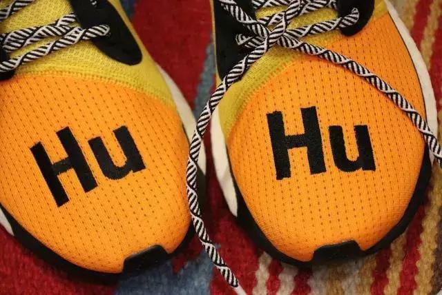 我的意中人会踏着七彩祥云来接我,我的意中人会踏着七彩祥云而来