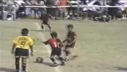 梅西小时候踢球惊艳到教练,梅西从小被发掘足球天赋故事