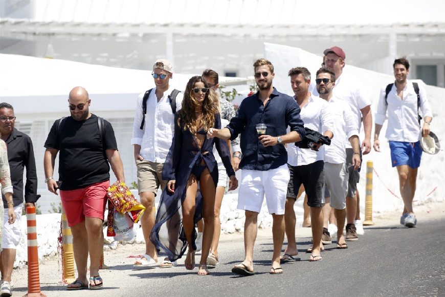 德国门将被淘汰后,日子过得美滋滋,和超模女友演绎度假风情侣装