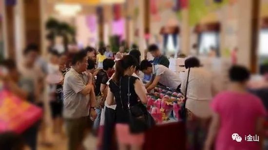 转发就有礼,现场抽奖嗨翻天!这样的特卖会你想参加吗?