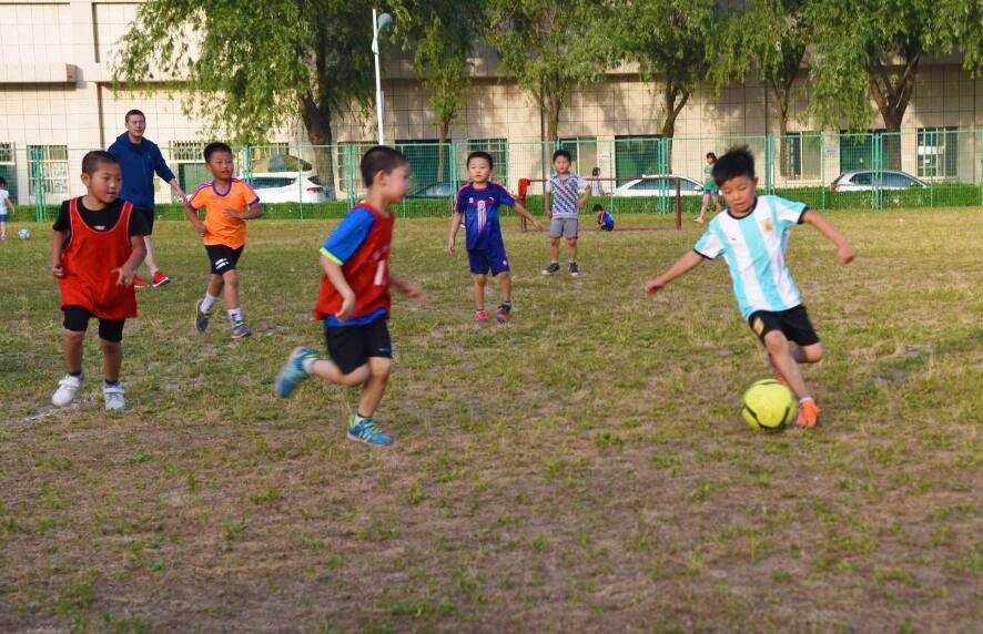 如何带零基础小学生足球训练,教小孩足球1-3岁