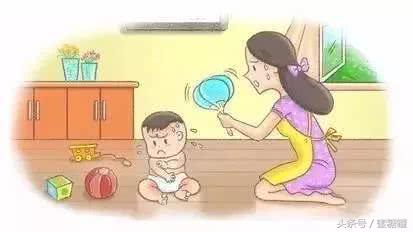 农村宝妈奇招多，手摘路边野草，开水一煮，轻松解决宝宝痱子