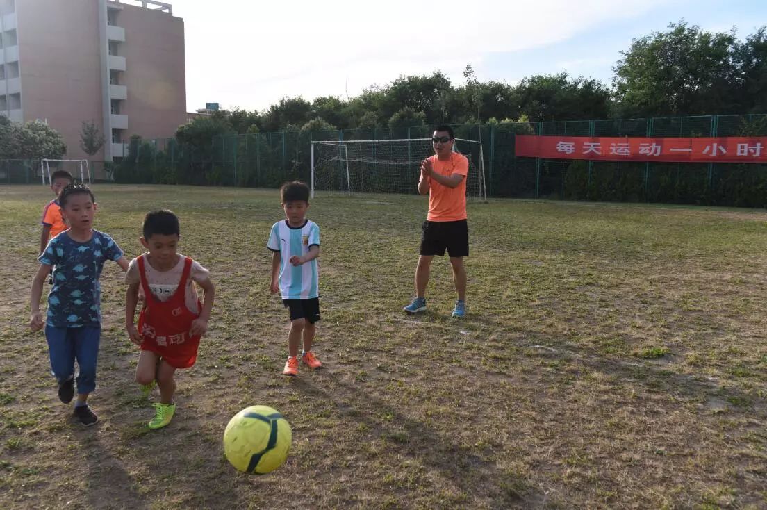 如何带零基础小学生足球训练,教小孩足球1-3岁