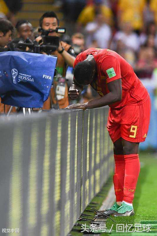 卢卡库赛后一拳打爆替补席玻璃板,阿扎尔和卢卡库告别世界杯