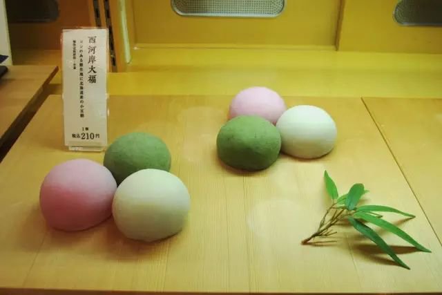 买东西就给摸头的柴犬，日本百年老店也很萌