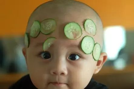 宝宝长痱子怎么样快速消除,宝宝长痱子了两个小妙招轻松搞定