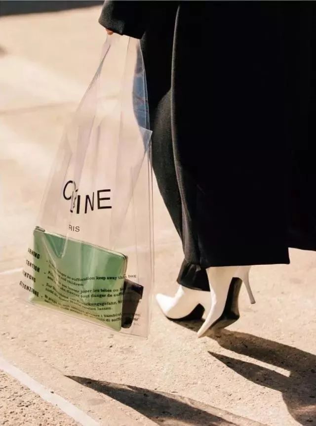 不get一件pvc单品，还怎么愉快的做彼此的塑胶姐妹花？