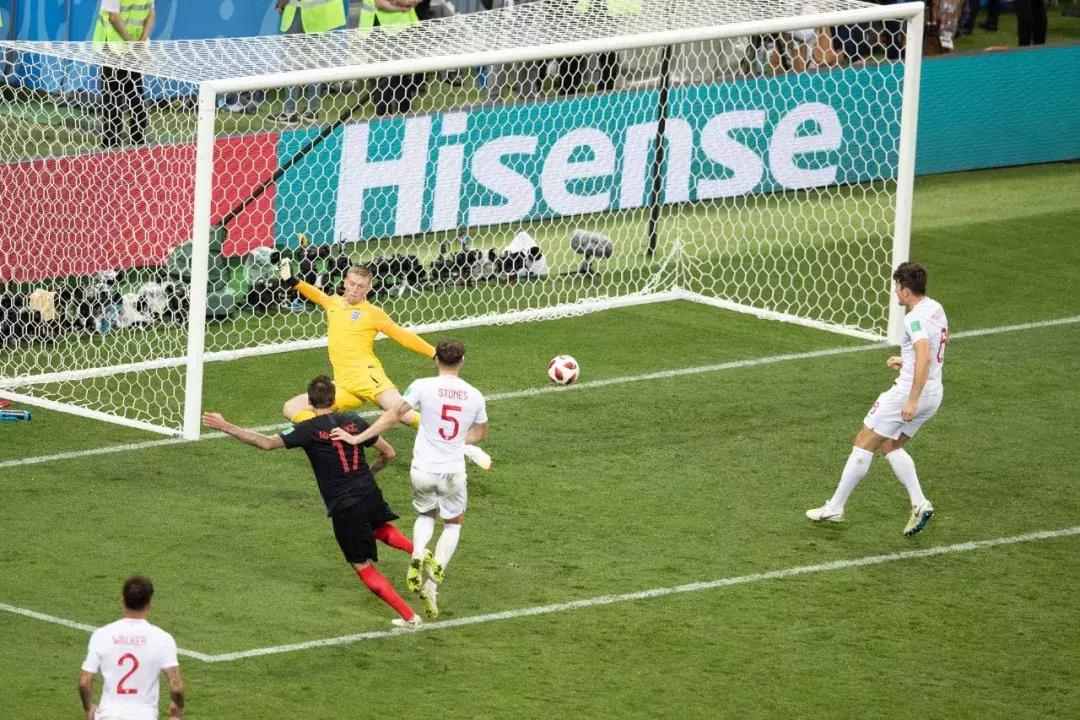 足球回不了家，哨响那一刻才知道，快乐只是你穿的保护色