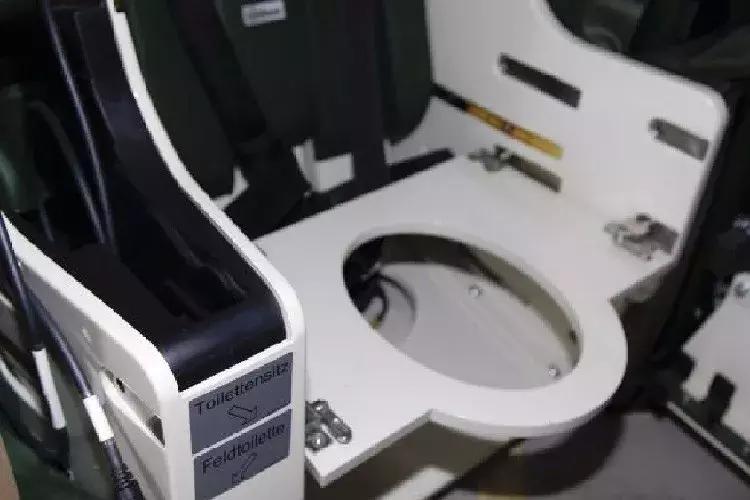 坦克乘员在战斗中突然内急怎么办?汉斯轻松舒爽,美帝涨的脸红