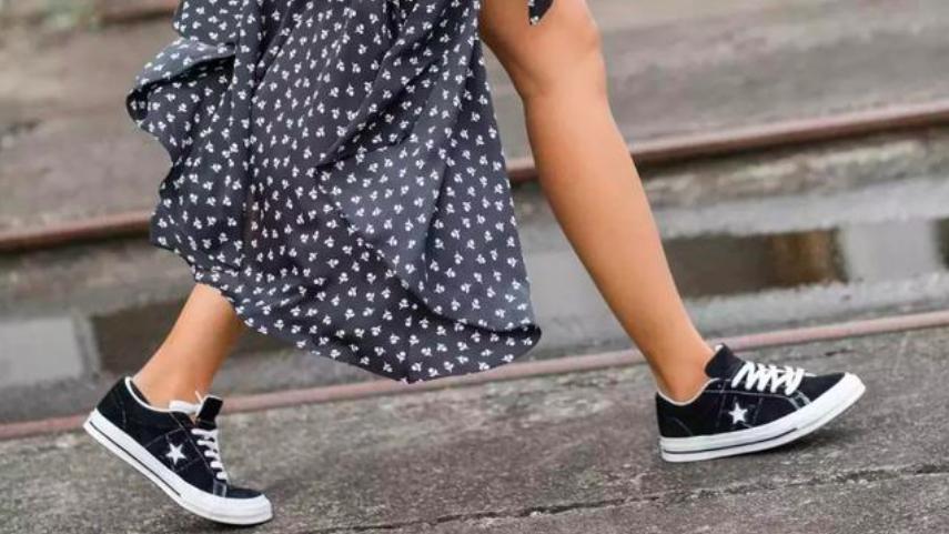 换一双鞋换一套衣服,换一个鞋配裙子很好看