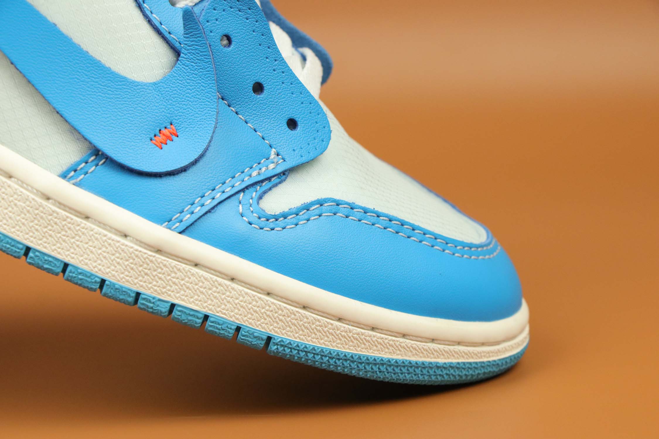 aj1北卡蓝联名ow什么皮面的,ow联名aj1北卡蓝明星穿搭