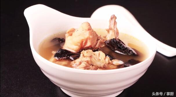 精选的灵芝，鲜美的鸡汤，滋补身子最佳选择！