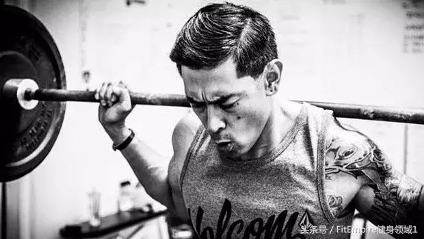 醒醒吧！别沾沾自喜你的腹肌，你其实不够大，不够强！不够爷们！