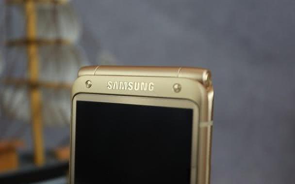 苹果和三星翻盖手机哪个值得购买,三星手机2019款翻盖机