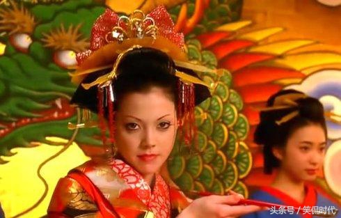 未婚妈妈生下混血三胞胎模特,30岁美女未婚模特生下混血三胞胎