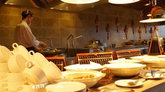 将酒店建在五里河体育场旧址这个希尔顿酒店可不止是个足球迷