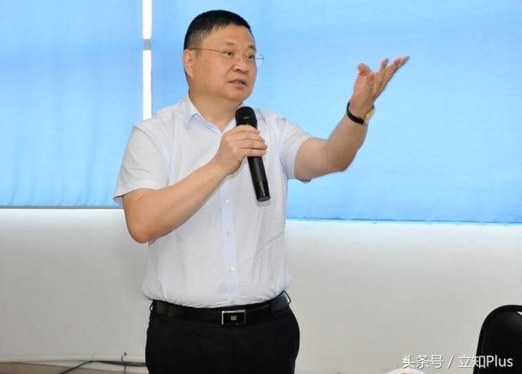 东莞80老板继任当天收到老爸30亿大礼!却遭股民怒怼