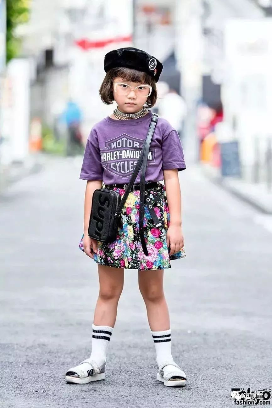 把自己装扮起来假装很酷,把自己打扮得酷一点