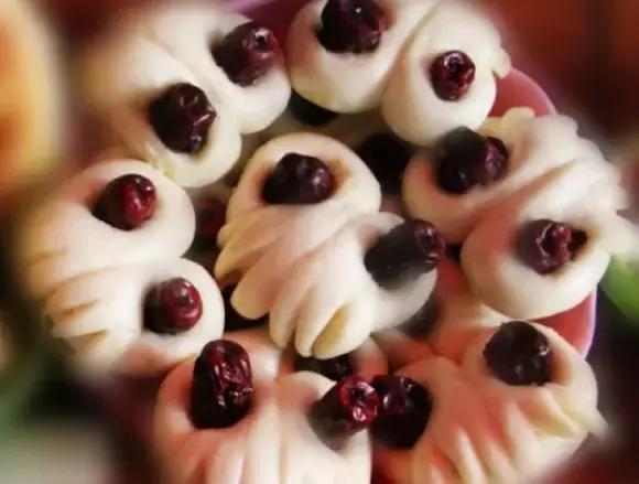 中国四川旅游看世界级的美景和可爱大熊猫,品尝当地火辣的美食!