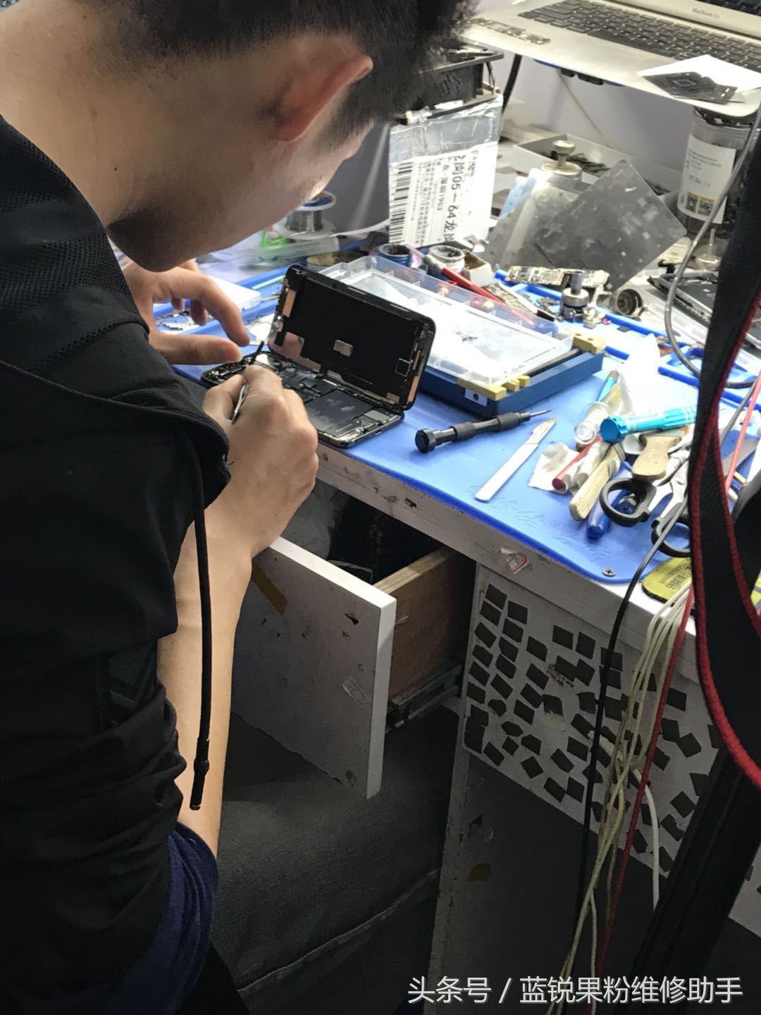 iphonex有一点小漏电充不进电,iphonex进水正负极短路