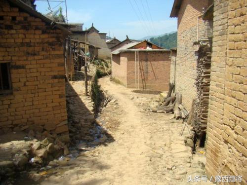 两股尿差点落在头上