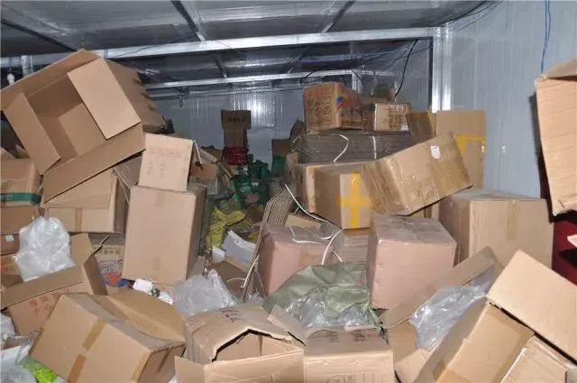 12人涉嫌贩卖毒品案受审,21名犯罪嫌疑人被一举抓获都有谁