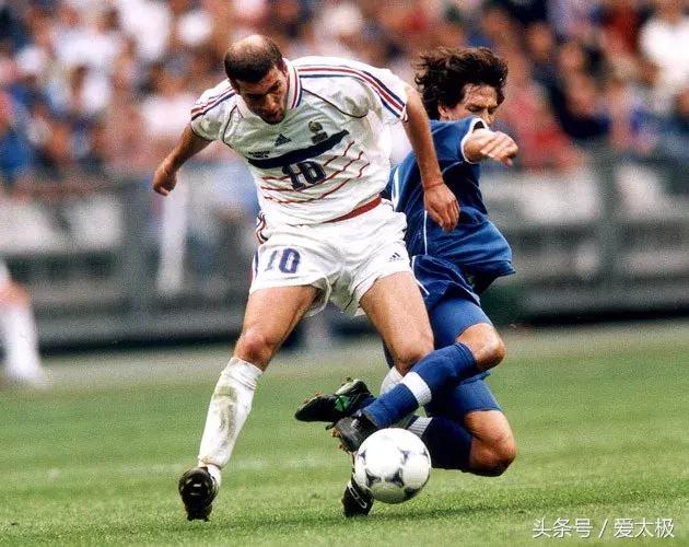 法国队2018夺冠拿大力神杯,2018世界杯法国举起大力神杯