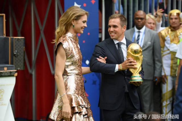 大力神杯美女特使成功抢镜两大前足坛巨星
