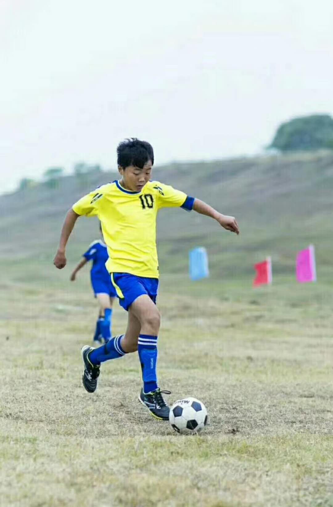 世界杯结束了，这位村小校长和他的孩子们的足球梦，才刚刚开始