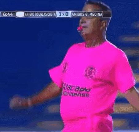 粉粉的裁判举止夸张，笑点满满，然而他却承受着巨大的委屈