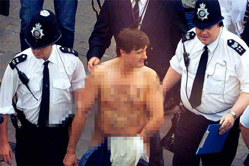 足球史上十大球迷冲进球场,足球最激烈的比赛中国球迷群殴